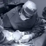 Foto del Dr. Juan Carlos Sánchez Hernández en quirófano