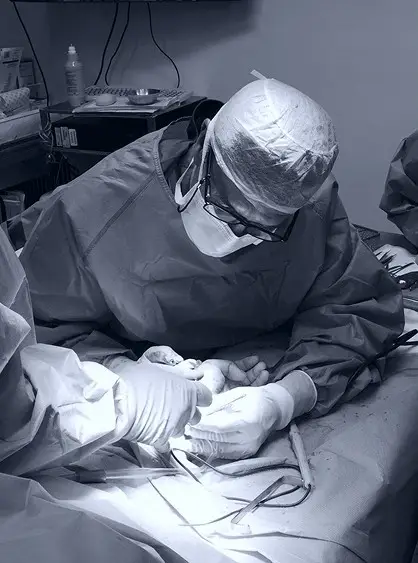Foto del Dr. Juan Carlos Sánchez Hernández en quirófano
