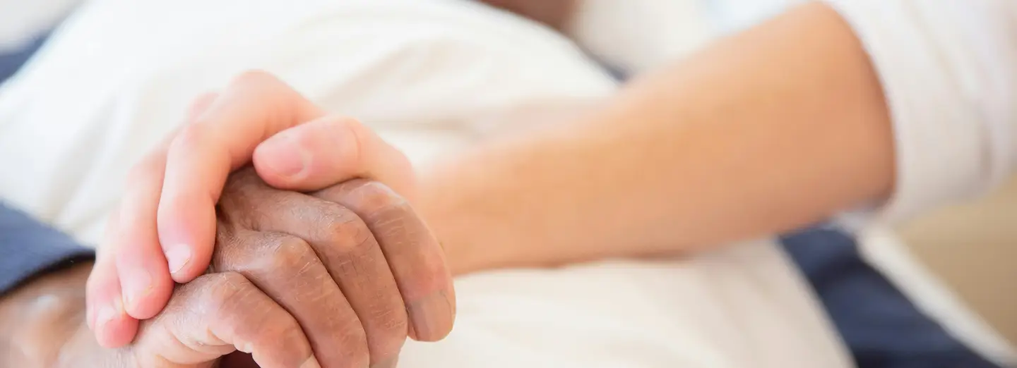 Tomando la mano de un paciente